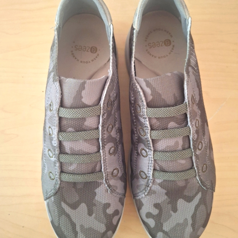 BZEES Camoflage Low-Top Sneakers with Beige Sole - Picture 2 of 6